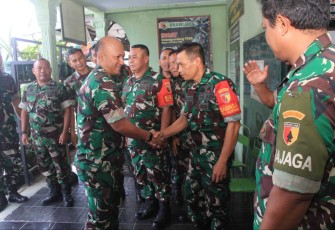 Dandim 0806/Trenggalek Letkol Czi Yudo Aji Susanto mengunjungi anggotanya di Koramil 09/Tugu, Selasa (3/12)