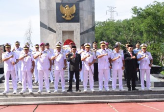 Ziarah rombongan jelang hari Armada RI di TMP 10 November Surabaya, Selasa (3/12)