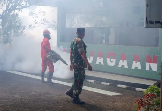 Fogging di lingkungan asrama prajurit 