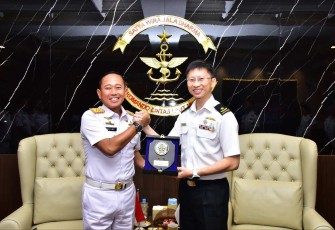 Pangkolinlamil Laksda TNI Hudiarto Krisno Utomo saat menerima cenderamata 