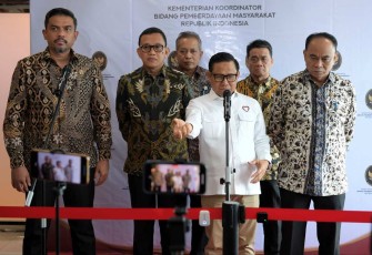 Menko Bidang Pemberdayaan Masyarakat, Muhaimin Iskandar bersama Menkop Budi Arie Setiadi memberikan keterangan pers di Jakarta, Selasa (3/12)