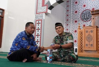 PNS Sugeng Hariana saat menyerahkan nazarnya ke takmir masjid, Kamis (5/12)
