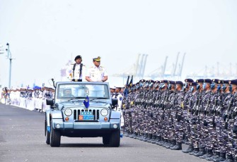 Kasal Laksamana TNI Muhammad Ali saat inspeksi pasukan peringatan Hari Armada RI di Surabaya, Kamis (5/12)