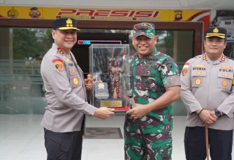 Danrem 121/Abw Brigjen TNI Luqman Arief menerima cenderamata dari Kapolda Kalbar, Kamis (5/12)