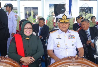 Pangkoarmada III Laksda TNI Hersan bersama ibu saat menghadiri peringatan Hari Armada RI di Surabaya, Kamis (5/12)