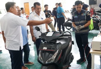 Pengujian sepeda motor listrik konvensi di Bekasi, Sabtu (7/12)