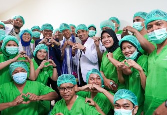 Menkes Budi Gunadi Sadikin bersama dokter dan staf RSJPDO Oputa Yi Koo, Kendari, Sulawesi Tenggara, Sabtu (7/12)