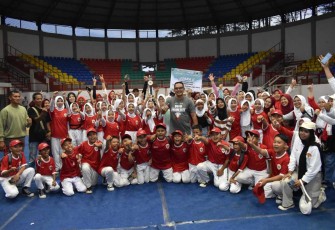Dandim 0818/Malang-Batu Letkol Inf Yuda Sancoyo foto bersama peserta kompetisi drumband, Minggu (8/12)
