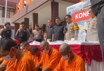 Kapolres Probolinggo Kota AKBP Oki Ahadian saat konferensi pers, Senin (9/12)
