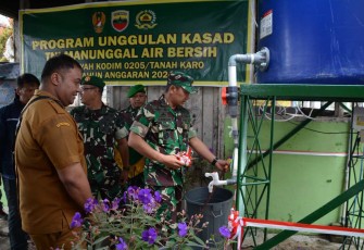 Danrem 023/KS Kolonel Inf Jansen P Nainggolan meresmikan sumur bor di dusun XII desa Rumah Berastagi, Senin (9/12)