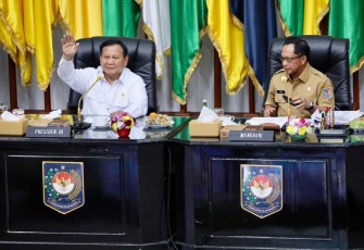 Presiden Prabowo bersama Mendagri Tito Karnavian saat rakor mingguan di Jakarta, Senin (9/12)