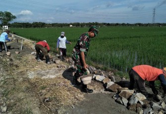 Rabat jalan persawahan di wilayah desa binaan 