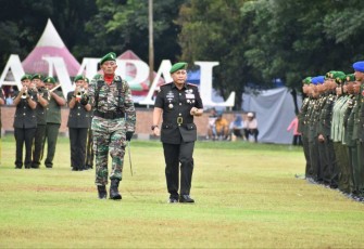 Danrem 083/BDJ Kolonel Inf Setyo Wibowo saat pengecekan pasukan upacara hari Juang TNI AD, Minggu (15/12)