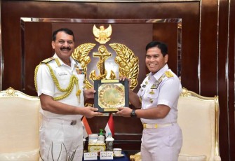 Kasal Laksamana TNI Muhammad Ali saat menerima cenderamata di Jakarta, Senin (16/12)