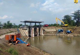 Langkah antisipasi banjir di wilayah kabupaten Jombang dan Mojokerto dengan pengerukan lumpur di saluran irigasi 