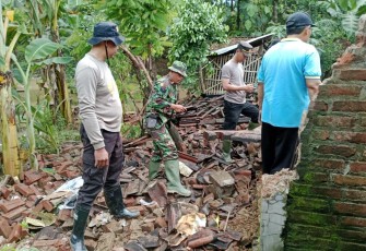 Pembersihan material pasca banjir di wilayah desa binaan 