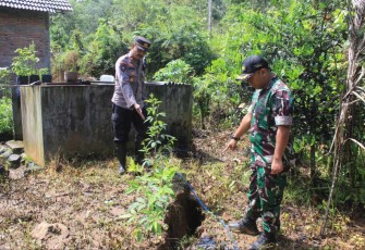 Dandim 0806/Trenggalek Letkol Czi Yudo Aji Susanto meninjau lokasi bencana tanah gerak, Rabu (18/12)