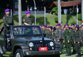 Wamendes PDT Ahmad Riza Patria saat inspeksi pasukan  di kampus IPDN Jatinangor, Kamis (19/12)