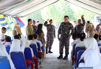 Pangkoarmada III Laksda TNI Hersan saat berdialog dengan siswa dalam uji coba Makan Siang Gratis, Jum'at (20/12)