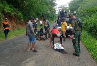 Perbaiki jalan berlubang di wilayah desa binaan 