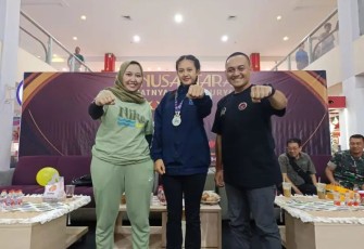 Dandim 0833/Kota Malang Letkol Arm Aris Gunawan saat foto bersama juara turnamen IBCA MMA Piala Dandim 0833, Minggu (22/12)