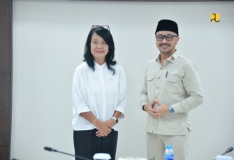 Wamen PU Diana Kusumastuti bersama Wamen Kebudayaan Giring Ganesha di Jakarta, Selasa (24/12)
