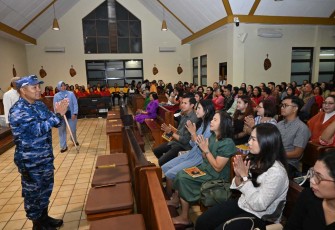 Danlanud Husein Sastranegara Kolonel Pnb Alfian saat menyampaikan pesan damai perayaan Natal 2024, Selasa (24/12)