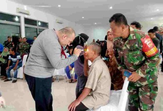 Serka Sartono mendampingi warganya dalam screening katarak 