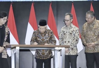 Wapres RI KH Ma'ruf Amin saat membuka Perdagangan BEI Tahun 2024 di Jakarta, Selasa (2/1)