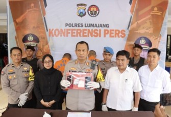 Kapolres Lumajang AKBP Zainur Rofik saat konferensi pers 