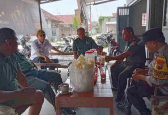 Danramil 0718-01/Pati saat komsos dengan Kades Geritan