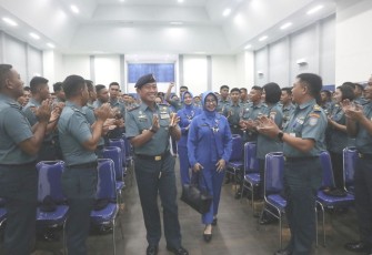 Pangkolinlamil Laksda TNI Hudiarto Krisno Utomo saat disambut prajuritnya di Satlinlamil 2 Surabaya, Rabu (10/1)
