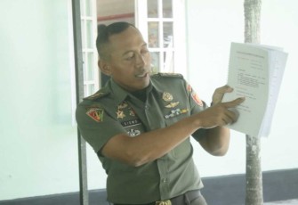 Kasmenarmed 2 Kostrad Letkol Arm Siswo Budiarto memberikan pembelajaran bahasa inggris, Kamis (18/1)