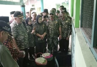 Peringatan HUT Anak Kolong Kota Malang saat ziarah dan tabur bunga di sumur maut berlokasi di SDN Madyopuro 1 Kota Malang, Rabu (24/1)