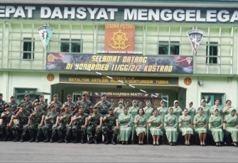 Pangkostrad Mayjen TNI Muhammad Saleh Mustafa foto bersama di Yonarmed 11 Kostrad, Magelang, Rabu (31/1)