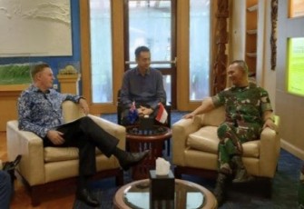 Pangkogabwilhan III Letjen TNI Richard TH Tampubolon saat bertemu Dubes Selandia Baru di Timika, Selasa (6/2)