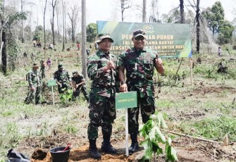 Danrem 023/KS Kolonel Inf Lukman Hakim saat menanam pohon di Desa Batunadua, Kabupaten Tapanuli Utara, Selasa (20/2)