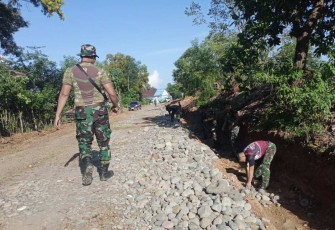 Jalan desa Panaikang ditata ulang dalam program TMMD ke 119 Kodim 1409/Gowa, Jum'at (23/2)