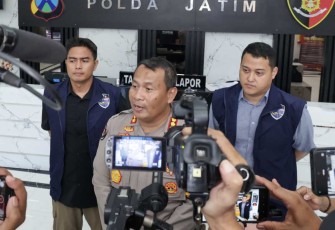 Kabid Humas Polda Jatim Kombes Dirmanto saat memberikan keterangan pers, Kamis (29/2)