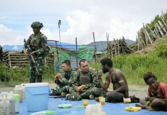 Danpos Pintu Jawa Lettu Inf Arif Agung Caroko bersama warga kampung Wombru, Sabtu (2/3)