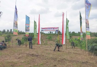 Penyiapan lahan ketahanan pangan di desa Sumberbening, Sabtu (2/3)