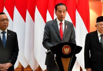 Presiden Joko Widodo saat memberikan keterangan pers di bandara Halim Perdanakusuma Jakarta, Senin (4/3)