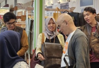 Stand produk UMKM binaan Pertamina di ajang Inacraft 2024 di Jakarta 
