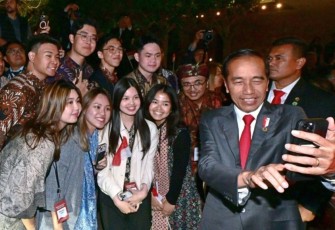 Kedatangan Presiden Joko Widodo di Melbourne, Australia, pada Senin malam, 4 Maret 2024, disambut ratusan masyarakat Indonesia yang berkumpul di sekitar hotel tempat Kepala Negara bermalam