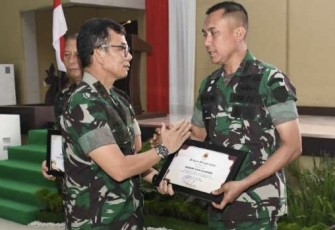 Dandim 0208/Asahan Letkol Inf Muhamad Bassarewan saat menerima piagam penghargaan dari Pangdam I/BB, Selasa (5/3)