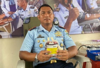Dansatrad 214 Tegal Letkol Lek Prasetiyo Tri Adi Nugroho saat donor darah, Kamis (7/3)
