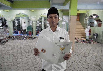 Penerima sertipikat tanah wakaf di Surabaya 