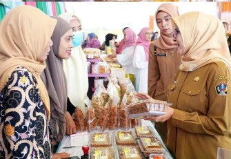 Bupati Blitar Rini Syarifah Saat Meninjau Stan Bazar Ramadhan Tahun 2024