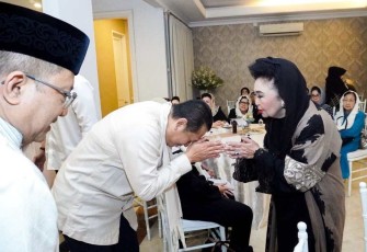 Ketua MPR Bambang Soesatyo berjabat tangan dengan istri almarhum Harmoko di Jakarta 
