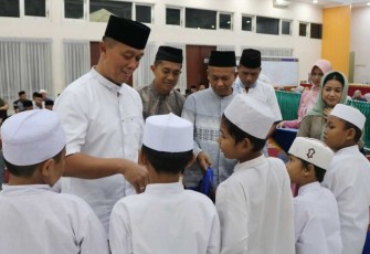 Dankosek IKN Marsma TNI Abdul Haris saat memberikan santunan anak yatim